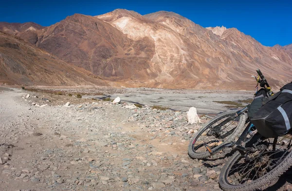 Fantástica paisagem das montanhas do Himalaia com bicicleta no dia ensolarado — Fotografia de Stock