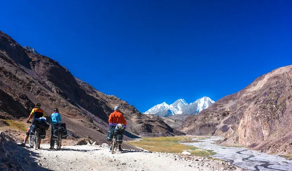 I giovani motociclisti cavalcano sulla Sindone in Himalaya, India — Foto Stock