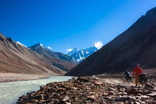 Fantastische Himalaya-Gebirgslandschaft mit Radfahrern bei sonnigem Tag — Stockfoto