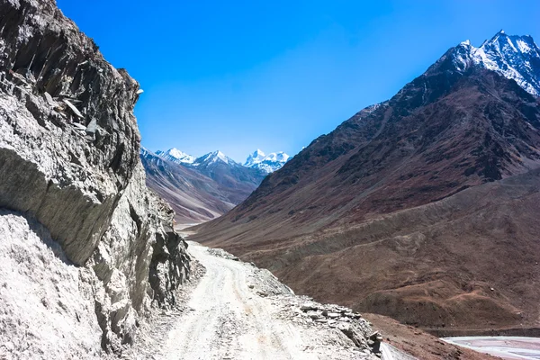 Fantástico paisaje de montañas del Himalaya en un día soleado — Foto de Stock
