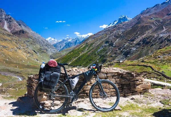 Fantástica paisagem das montanhas do Himalaia com bicicleta no dia ensolarado — Fotografia de Stock