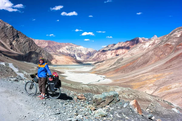 Młodych rowerzystów jeździ na górskie roud w Himalaje, Indie — Zdjęcie stockowe