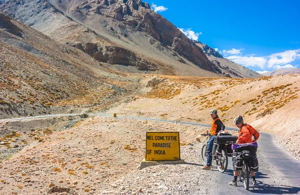 Junge biker fahren auf mountain roud im himalaya, indien — Stockfoto