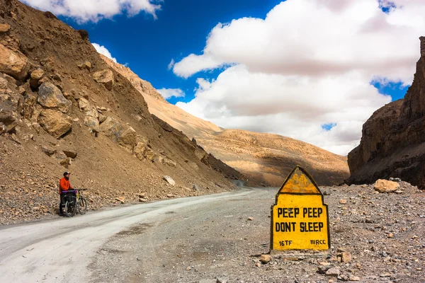 Junger Biker fährt auf Gebirgsroud im Himalaya, Indien — Stockfoto