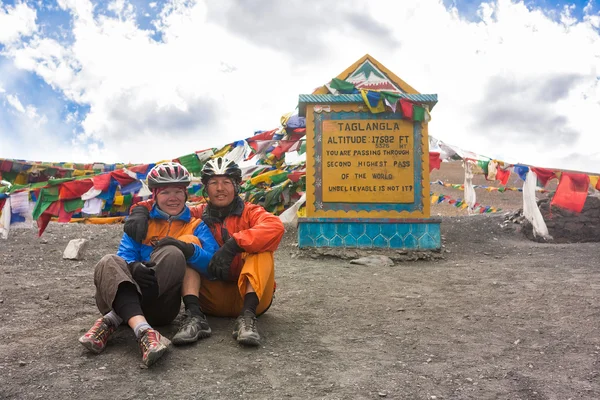 Ciclistas de Montaña en uno de los pasos más altos en las montañas del Himalaya —  Fotos de Stock