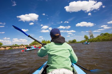 Gençler üzerinde güzel doğada bir nehir kanosu