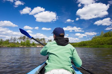 Gençler üzerinde güzel doğada bir nehir kanosu