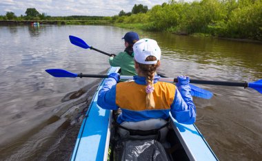 Gençler üzerinde güzel doğada bir nehir kanosu
