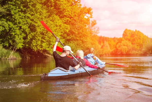 Los jóvenes están navegando en kayak por un río en una hermosa naturaleza — Foto de Stock
