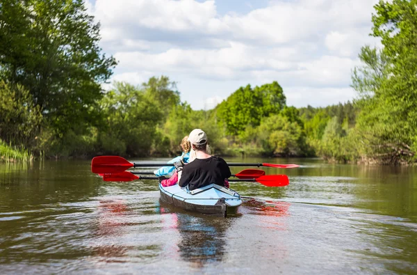 I giovani stanno facendo kayak su un fiume in una bella natura — Foto Stock