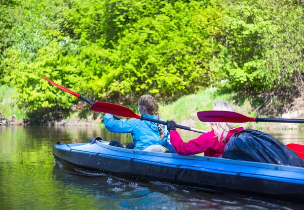 Jongeren zijn kajakken op een rivier in de prachtige natuur — Stockfoto