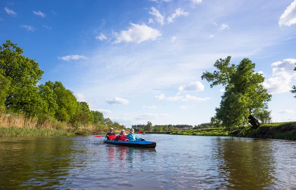 I giovani stanno facendo kayak su un fiume in una bella natura — Foto Stock