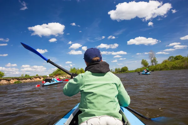 Ungdomar kajakpaddling på en flod i vacker natur — Stockfoto