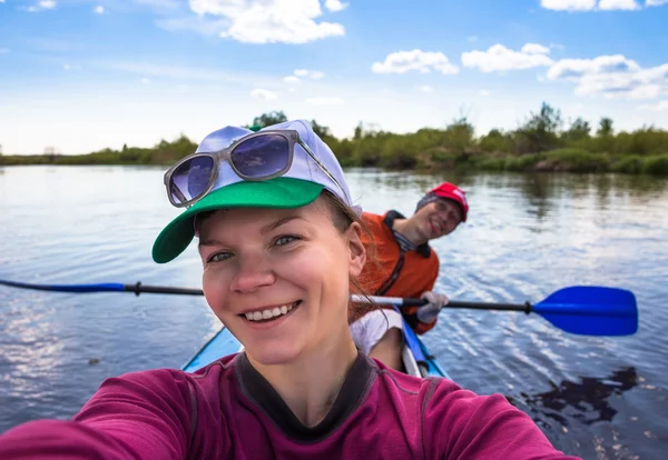 Ungdomar kajakpaddling på en flod i vacker natur — Stockfoto