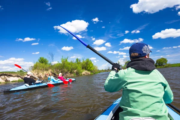 Ungdomar kajakpaddling på en flod i vacker natur — Stockfoto