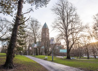 Gothenburg ve güzel park içinde kış güneşli gün, İsveç Vasa Kilisesi (Vasakyrkan)