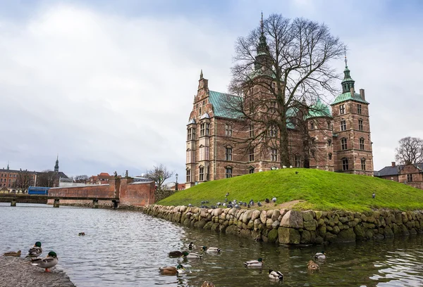 Jezero s kachny u hradu Rosenborg v Kodani, Dánsko — Stock fotografie