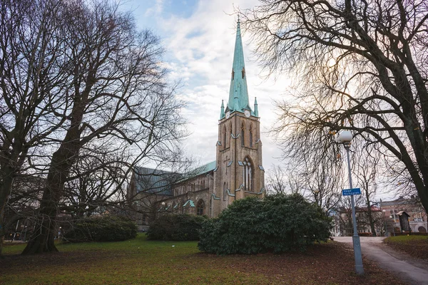 Igreja em Gotemburgo e belo parque no dia ensolarado de inverno, Suécia — Fotografia de Stock