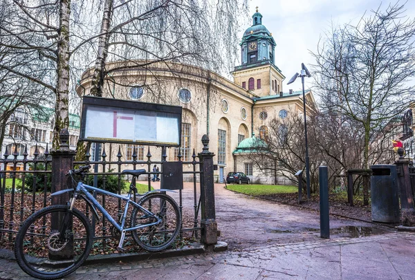 Bicicleta perto da igreja, Gothenbur, Suécia — Fotografia de Stock