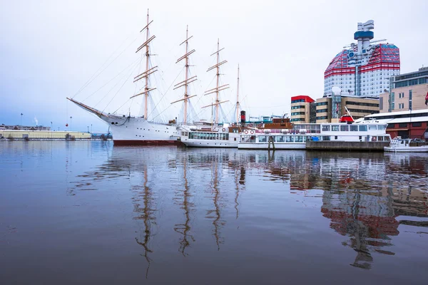 Lodě s Vánoční dekorace v přístavu Gothenbur, Švédsko — Stock fotografie