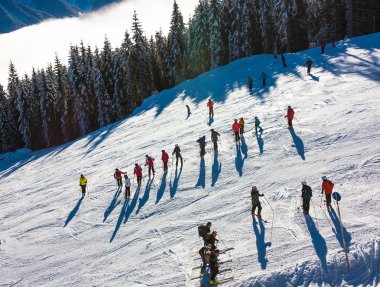 Batı Alpler Kayak alanında sabah ışık. Güzel kış manzarası.