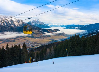 Batı Alpler Kayak alanında sabah ışık. Güzel kış manzarası.