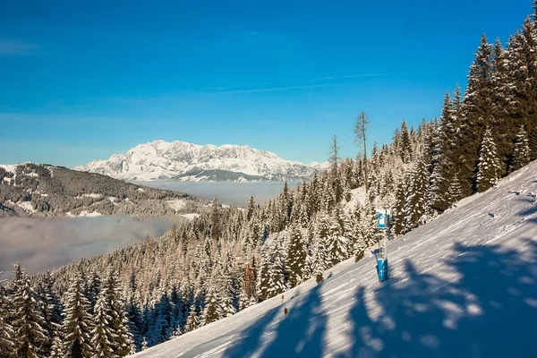 Estación de esquí de montaña en Austria: imagen de la naturaleza y el deporte — Foto de Stock