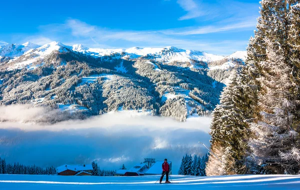 Estación de esquí de montaña en Austria: imagen de la naturaleza y el deporte — Foto de Stock