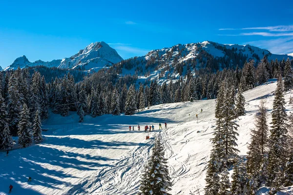 Estación de esquí de montaña en Austria: imagen de la naturaleza y el deporte — Foto de Stock