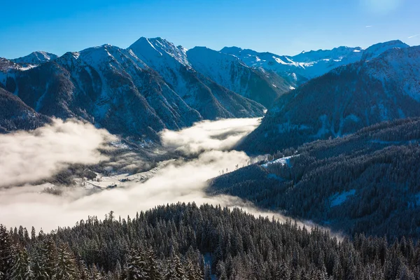 Гірськолижного району в західній Альпах в ранковому світлі. Гарні зимовий пейзаж. — стокове фото