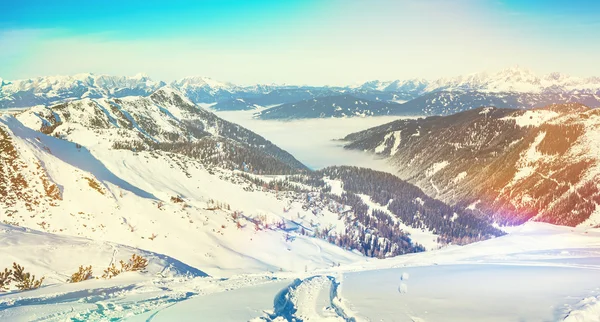 Zona de esquí en los Alpes Occidentales en la luz de la mañana. Hermoso paisaje de invierno . — Foto de Stock