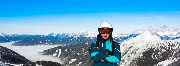 Unga skidåkare står vid bergen skidort i Österrike — Stockfoto