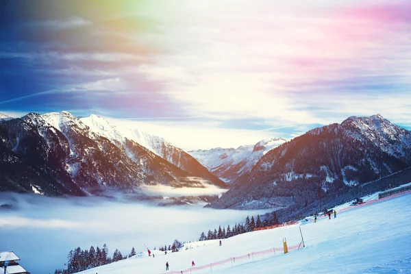 Zona de esquí en los Alpes Occidentales en la luz de la mañana. Hermoso paisaje de invierno . — Foto de Stock