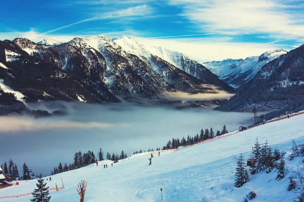 在晨曦中西部阿尔卑斯滑雪区。美丽的冬天景观. — 图库照片