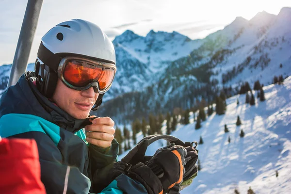 Unga skidåkare sitter i stuga på skidorten. Alperna, Österrike — Stockfoto