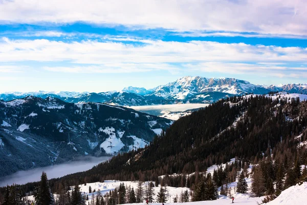 Zona de esquí en los Alpes Occidentales en la luz de la mañana. Hermoso paisaje de invierno . — Foto de Stock