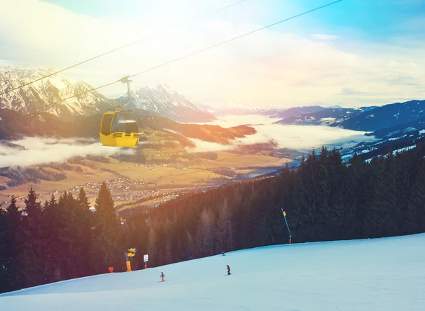 Zona de esquí en los Alpes Occidentales en la luz de la mañana. Hermoso paisaje de invierno . — Foto de Stock