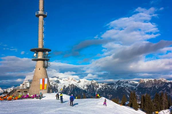 Área de esqui em West Alps na luz da manhã. Linda paisagem de inverno . — Fotografia de Stock