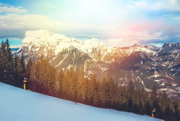 Zona de esquí en los Alpes Occidentales en la luz de la mañana. Hermoso paisaje de invierno . — Foto de Stock