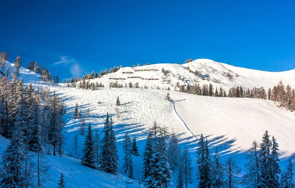Estación de esquí de montaña en Austria - Naturaleza y deporte — Foto de Stock