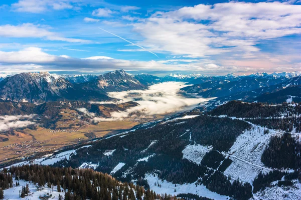 Montanhas estância de esqui na Áustria - natureza e esporte imagem — Fotografia de Stock