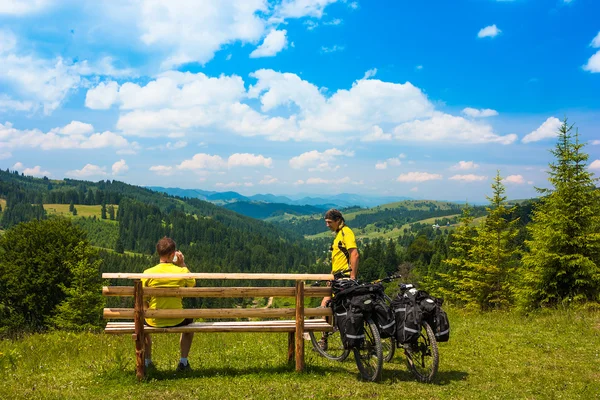 Zwei Radfahrer in sonniger Berglandschaft — Stockfoto