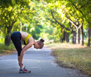 Spor kadının açık çapraz eğitim egzersiz sırasında germe yapması