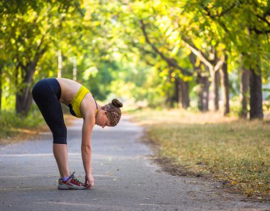 Spor kadının açık çapraz eğitim egzersiz sırasında germe yapması