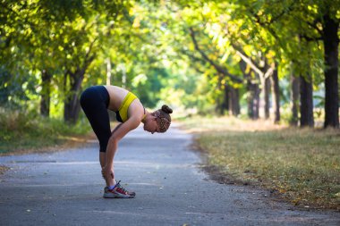 Spor kadının açık çapraz eğitim egzersiz sırasında germe yapması