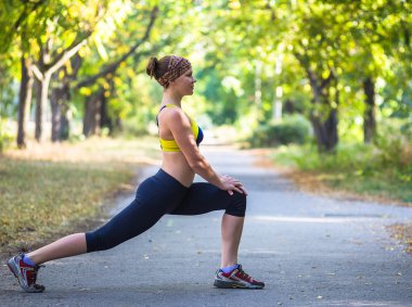 Spor kadının açık çapraz eğitim egzersiz sırasında germe yapması