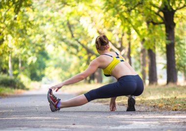 Spor kadının açık çapraz eğitim egzersiz sırasında germe yapması