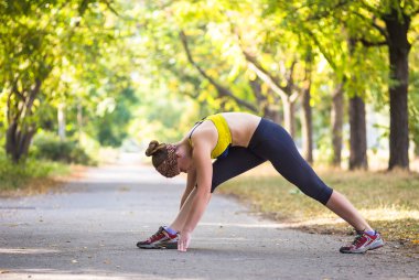 Spor kadının açık çapraz eğitim egzersiz sırasında germe yapması