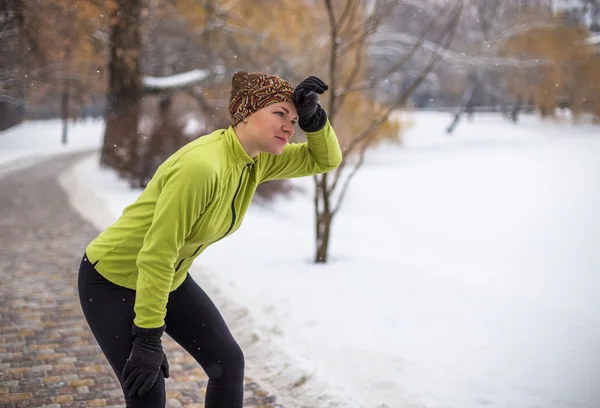 Fiatal sport nő modell kocogás közben téli training kívül télen — Stock Fotó