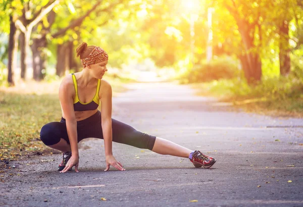 Spor kadının açık çapraz eğitim egzersiz sırasında germe yapması — Stok fotoğraf